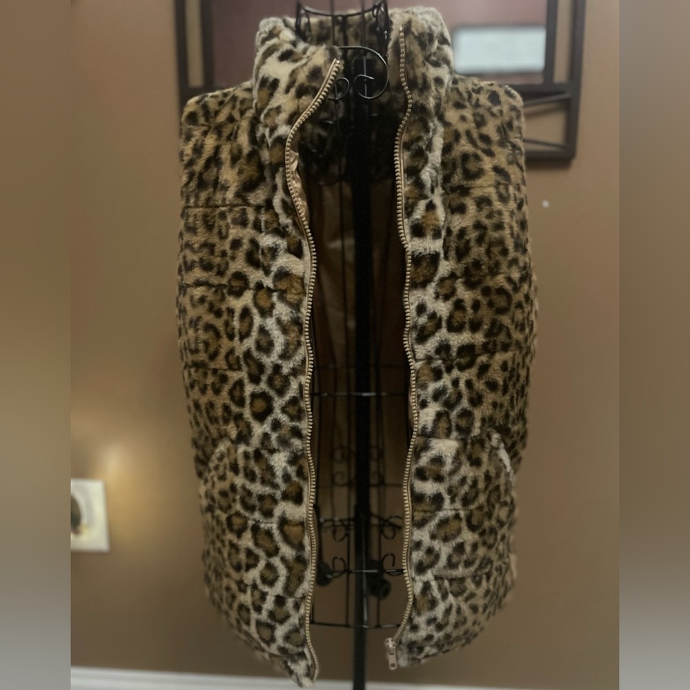 Staccato Faux Fur Vest- Size Small Leopard print. Zipper with pockets